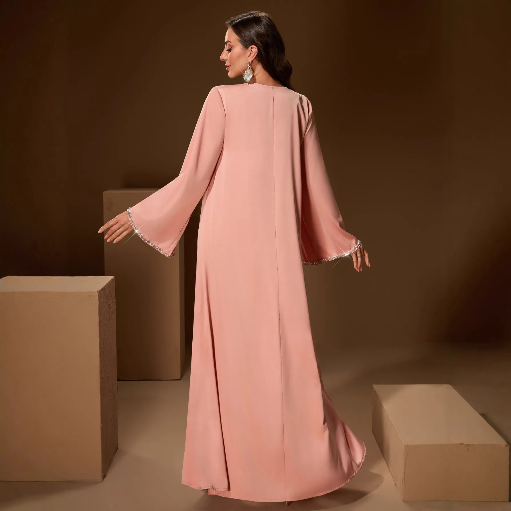 جلابية وردي خوخي بتطريز ناعم