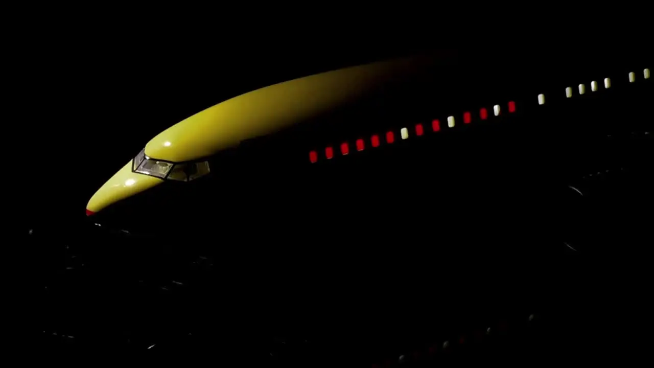 Модель самолета DHL B737 47 см 1:85