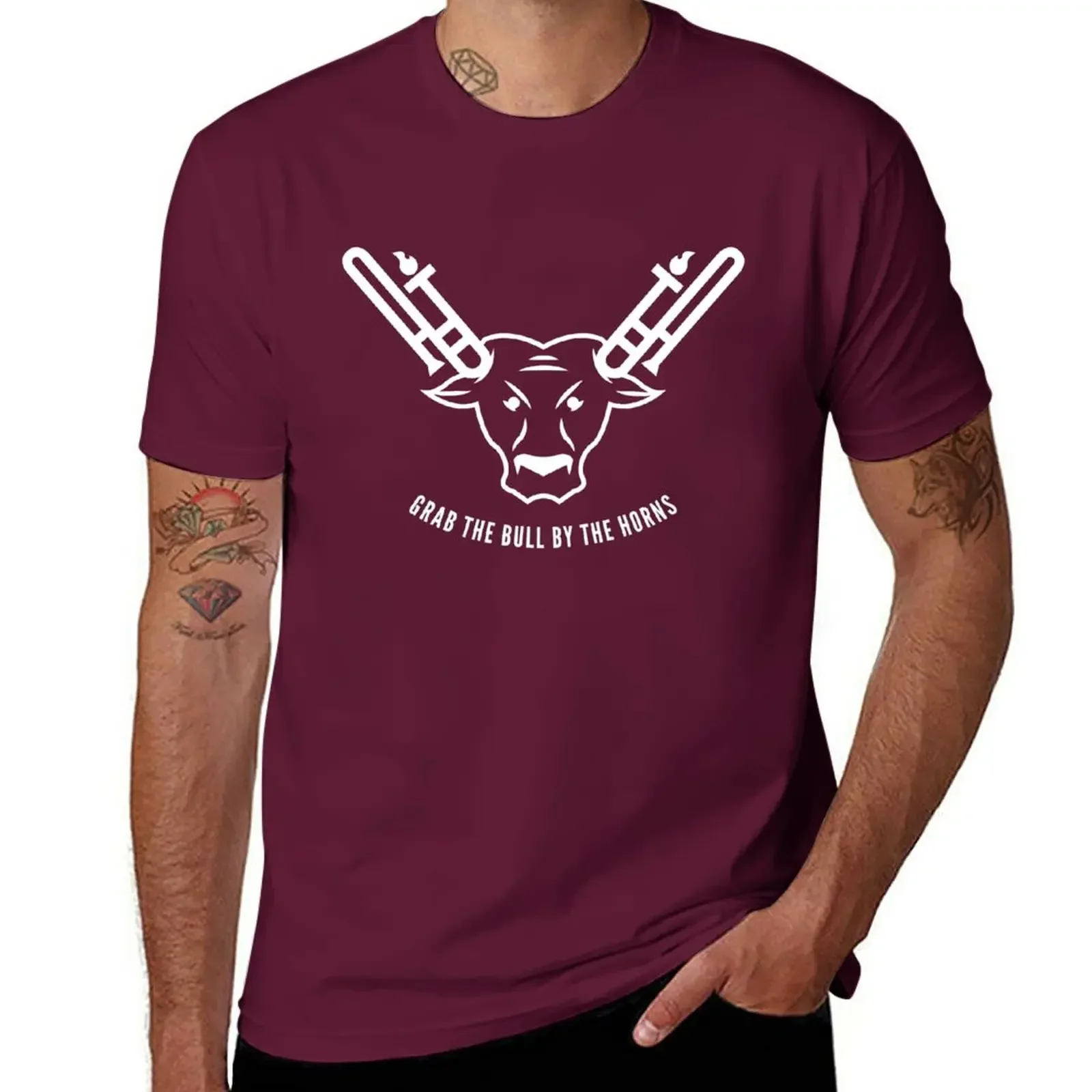 

Мужская футболка с надписью «Take The Bull By The Horn» (белая)