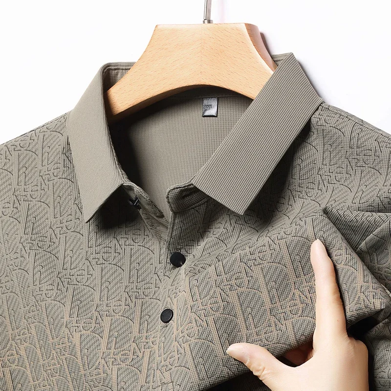 Polo da uomo con risvolto jacquard a lettere, abbottonatura a tinta unita, manica corta in rete traforata, traspirante, per uso quotidiano e lavoro - immagine 3