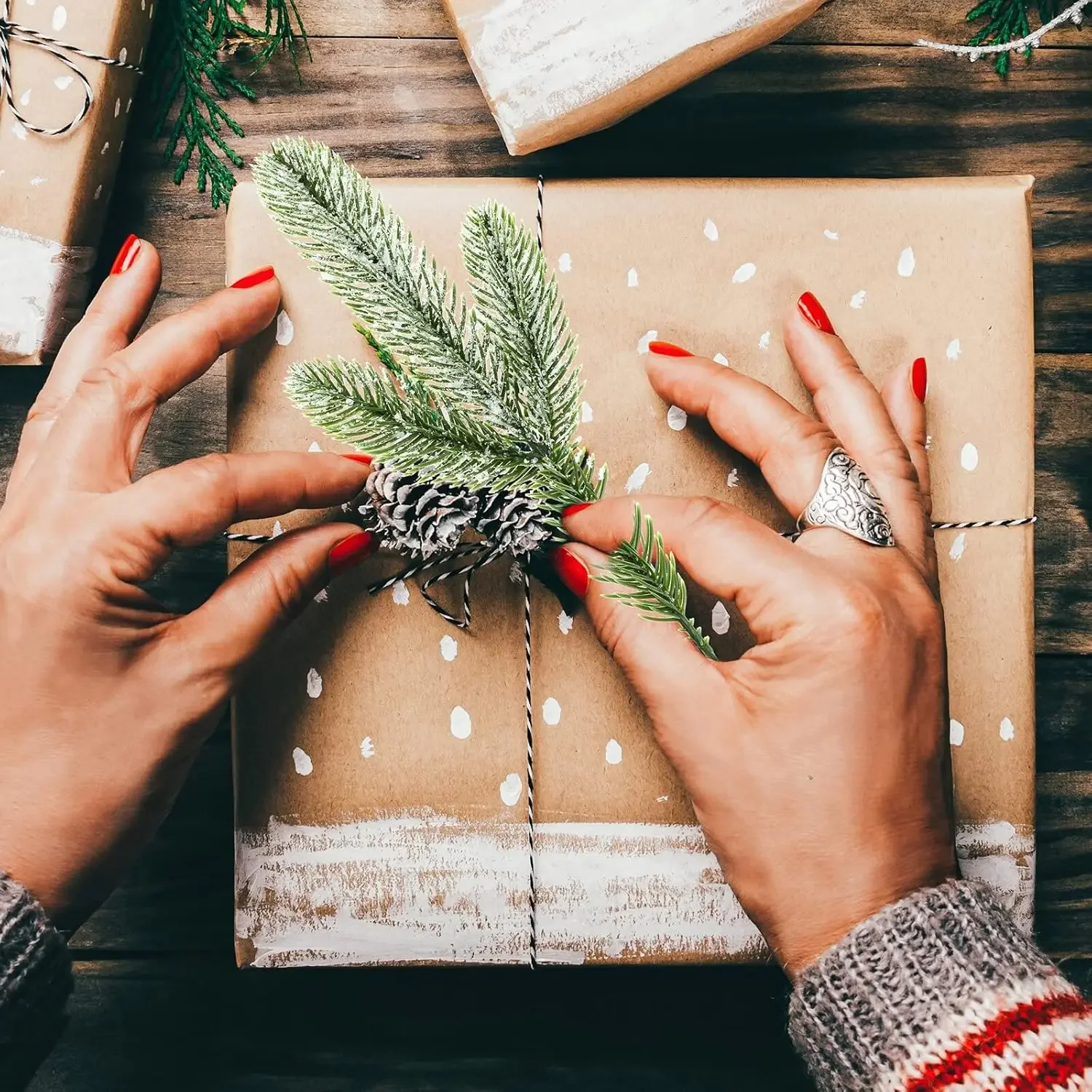 Branches de pin artificielles en gros, vertes et givrées, pour décorations de Noël (couronne, guirlande, etc.)._voghion.com