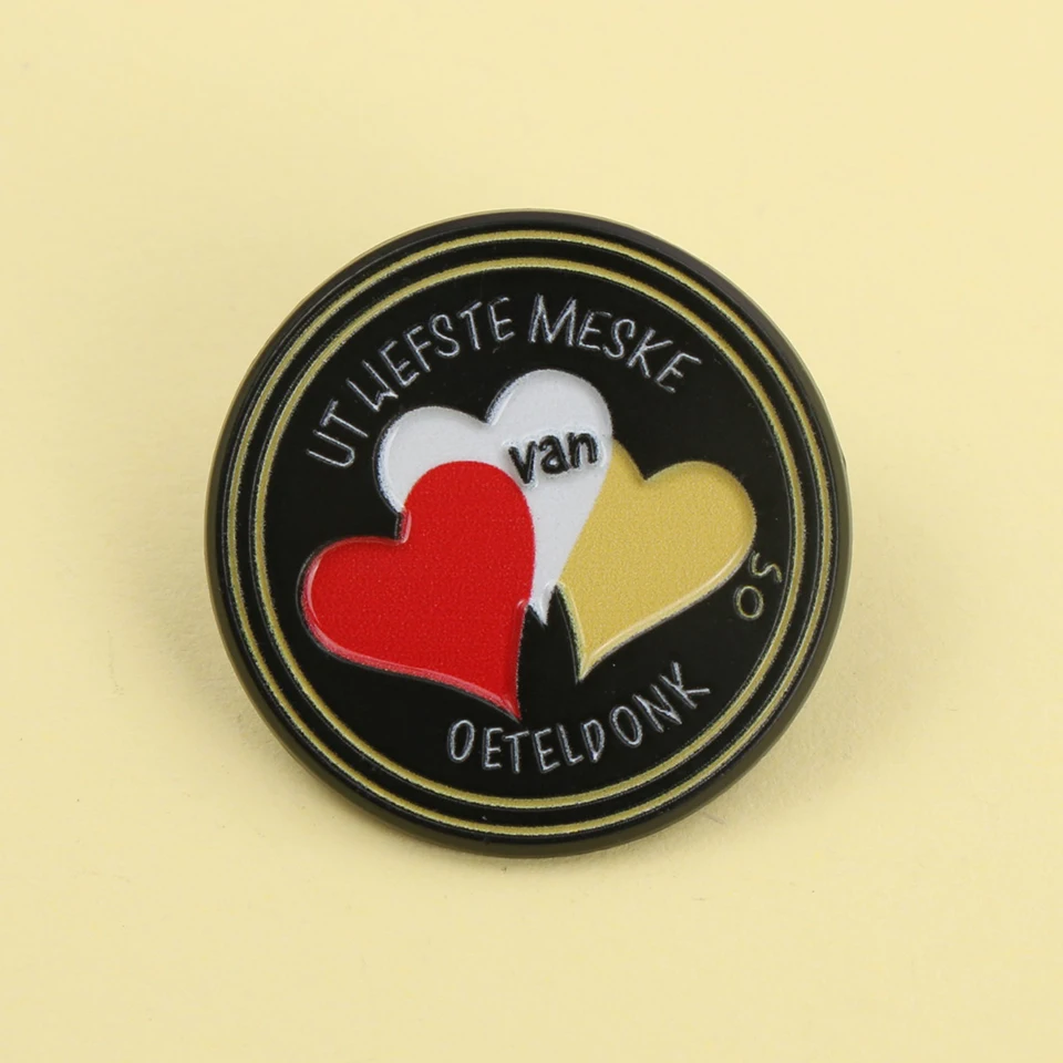 Herzabzeichen UT LIEFSTE MESKE OETELDONK Emaille Metall Lustige Anstecknadeln Broschen Abzeichen Geschenk für Kinder Freunde