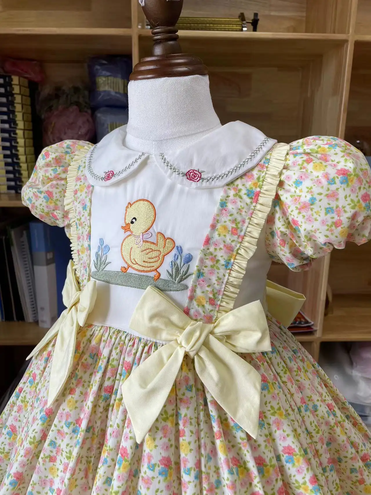 ヴィンテージ　アヒルの人形 青い花柄ドレス ヴィンテージアヒルの人形 青い花柄ドレス