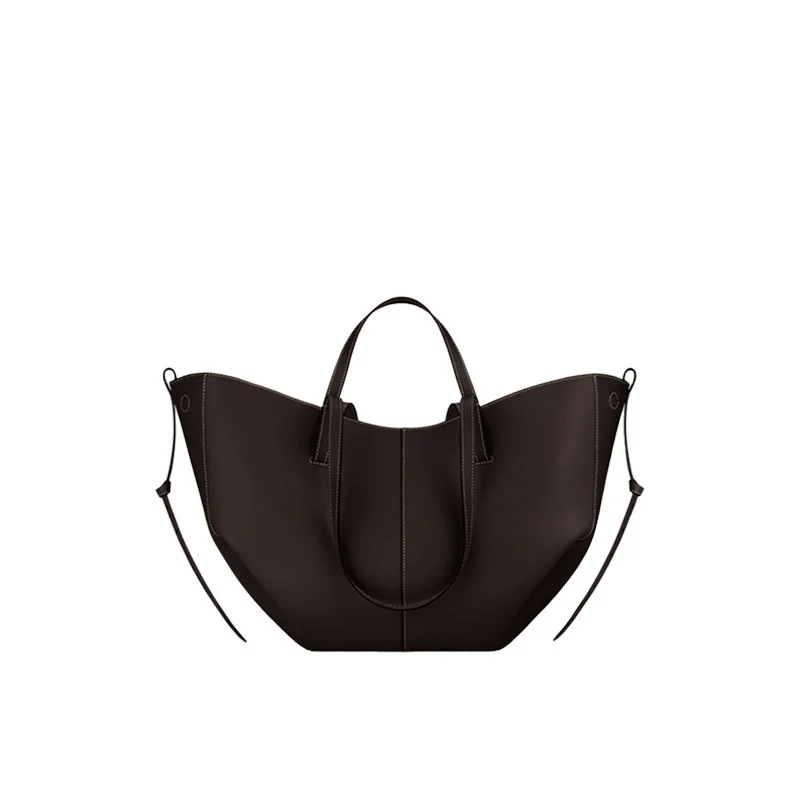 حقيبة يد بنية بتصميم عصري ذات سعة كبيرة