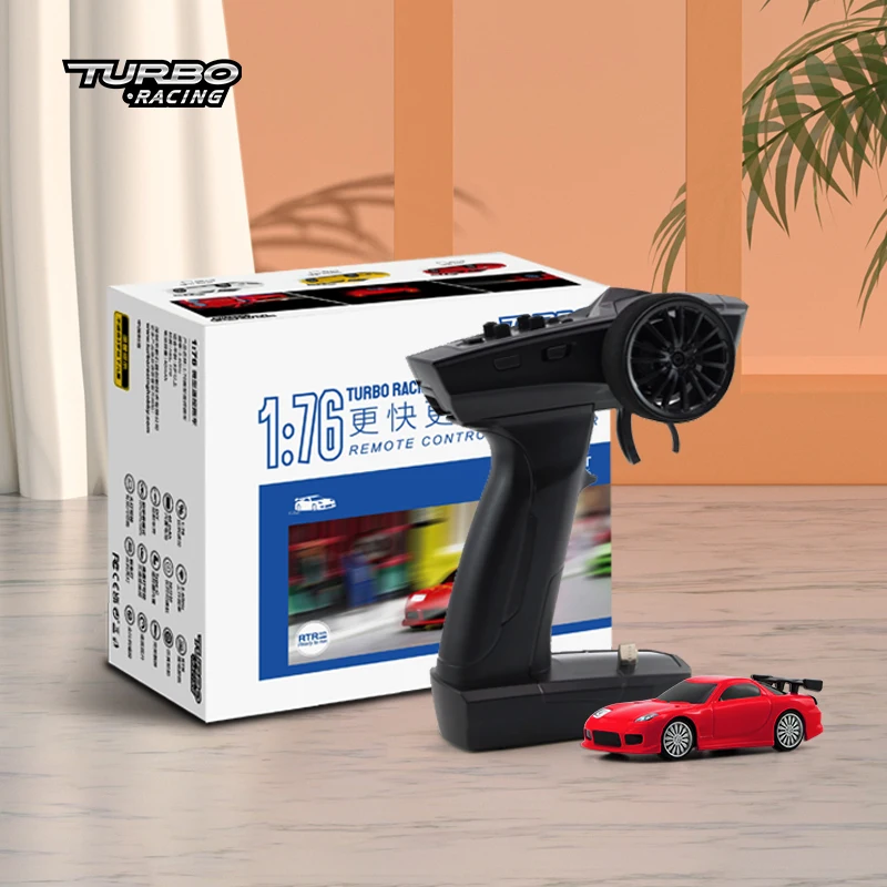 Pack complet de la voiture RC 4x4 1:16 avec télécommande, batterie et chargeur inclus.