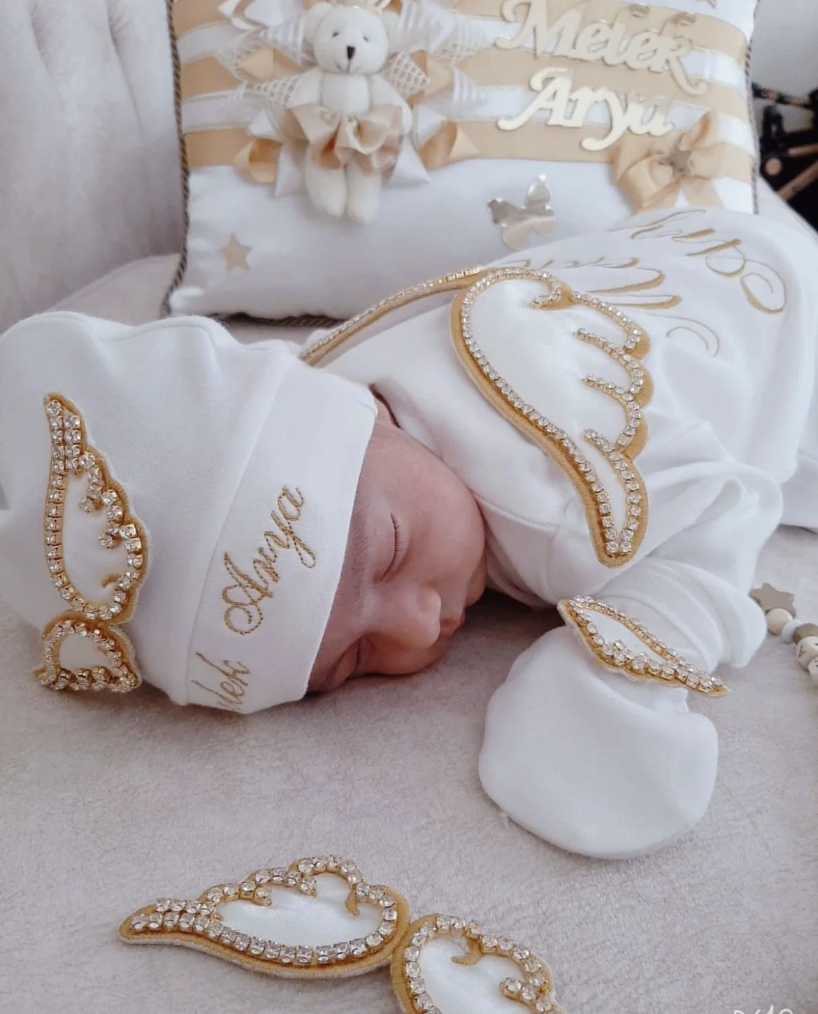 Dollbling المتاح التطريز اسم الوليد أجنحة زاوية رومبير الحضانة الفراش اليدوية الرضع الزي