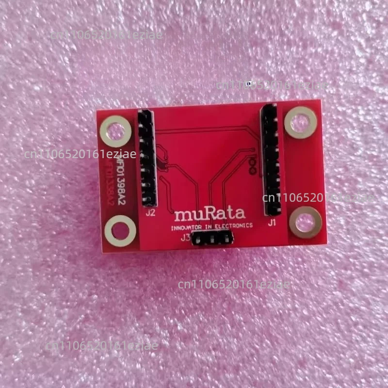 Détail des soudures et composants CMS sur le PCB du gyroscope SCH16T-K01 pour hélicoptère RC.