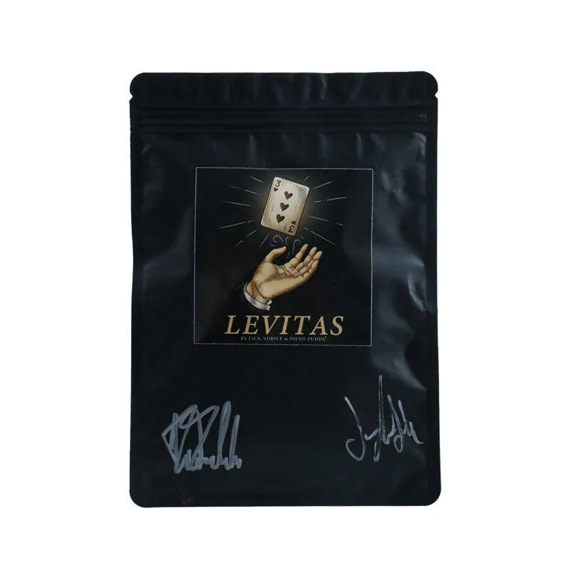 레비타스 블랙풀 컨벤션의 카드로 작동하는 공중에 떠 있는 물체 이동 효과는 관객들을 놀라게 했다. 무대 마술 트릭.