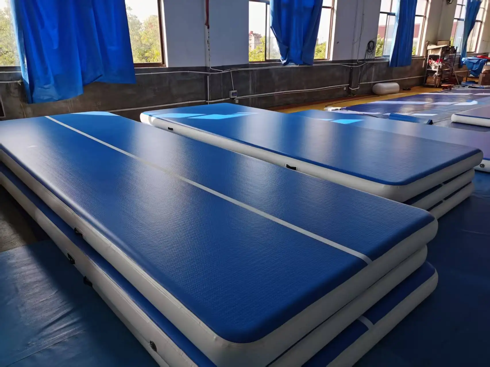 ブルーブラッシュド エアトラック インフレータブル タンブリング