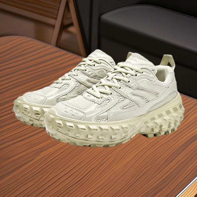 This model of the multi-functional and simple sports shoes adopts a thick-soled design and is suitable for sports wear.