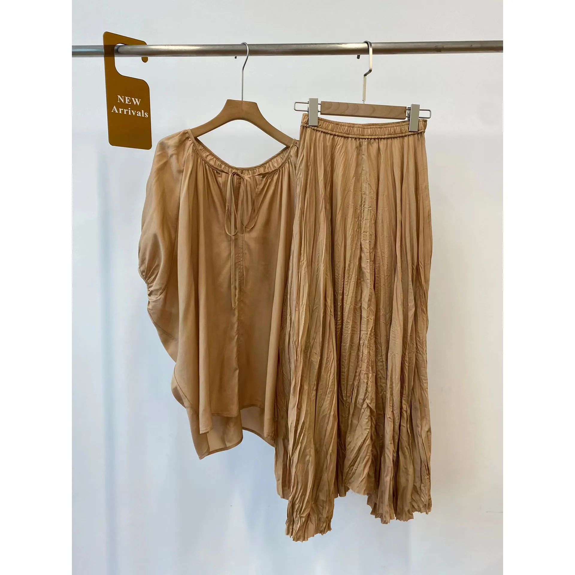 

2022 Early Autumn British Casual Lace-up Puff Sleeve Blouse Electric Spun Pleated High Waist Skirt Sets