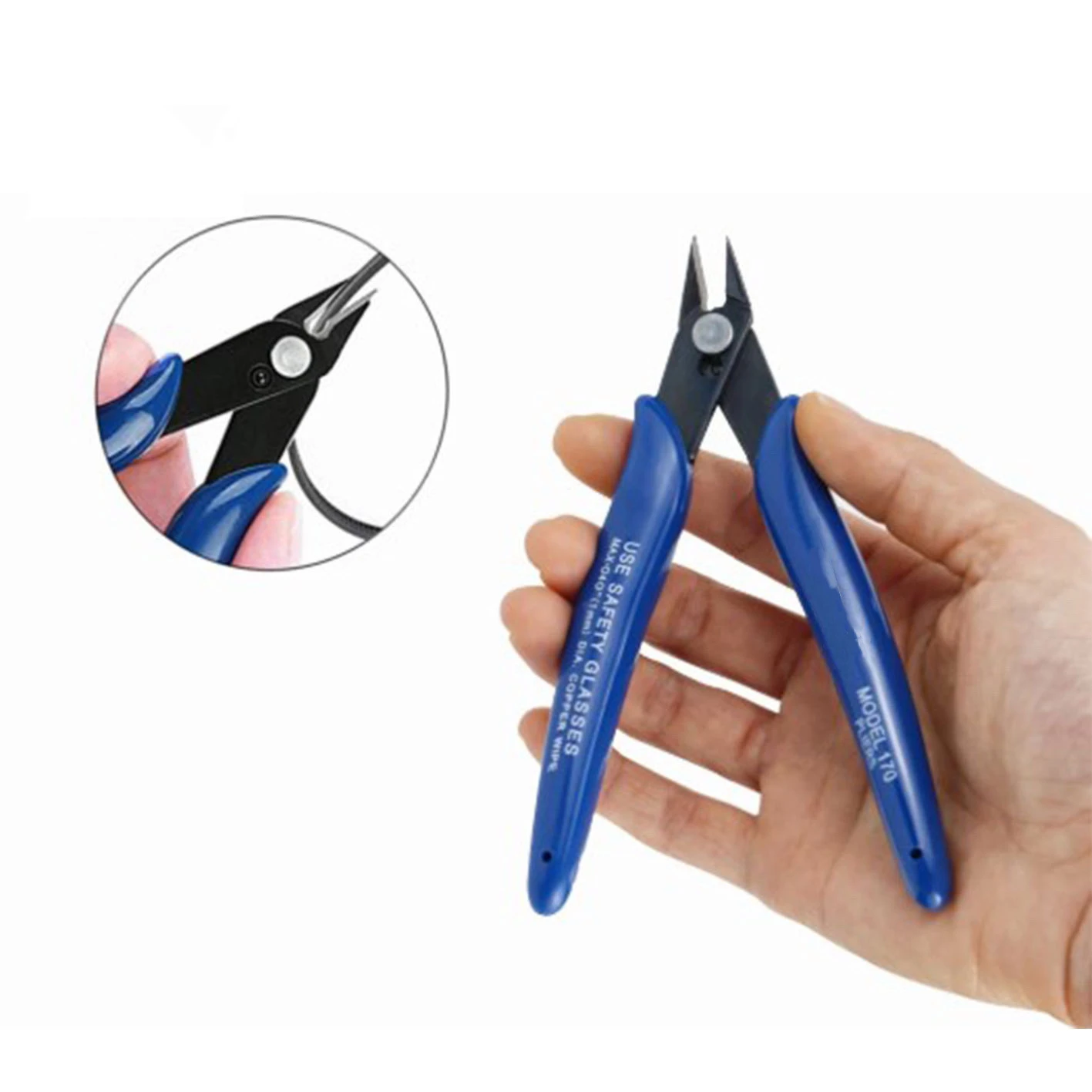 Mains tenant la pince diagonale de précision, démontrant sa prise en main ergonomique pour un travail minutieux.