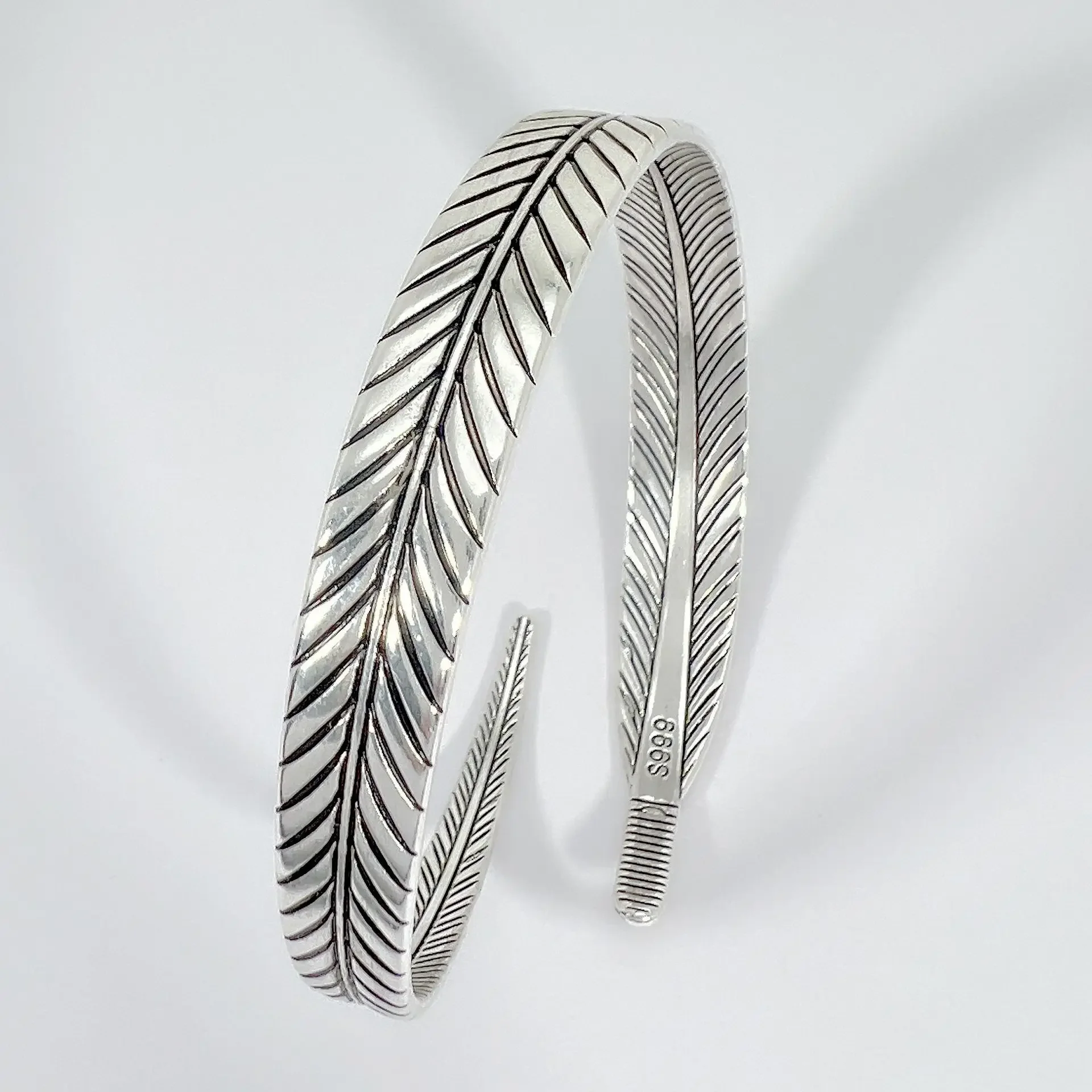 

Vintage Punk Silver Color Feather Cuff Open Leaf Texture Bracelet for Men Women Wrist Adjustable Bracelet Charm Birthday Gift