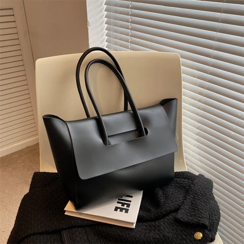 Large Capacity Tote Bag for Women, High End Feeling Large Capacity Handbag, Retro Commuting Atmosphere, Trendy Korean Version,