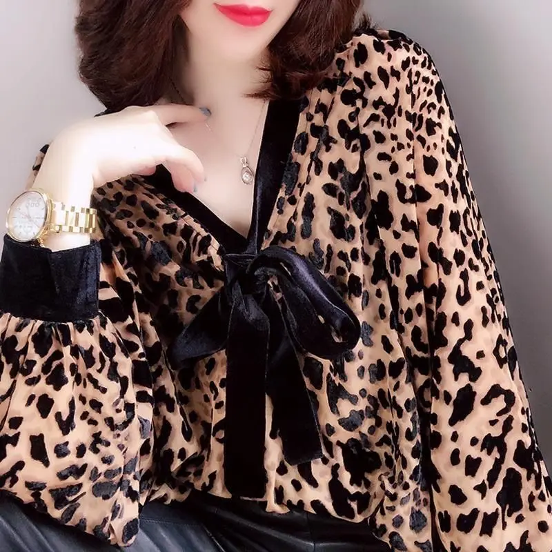 Top in chiffon leopardato T-shirt primavera autunno allentate con scollo a V T-shirt oversize moda patchwork fiocco camicie larghe abbigliamento donna Top Tee 4