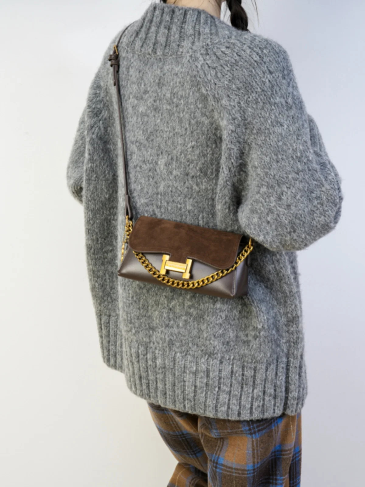 High-end suede chain small square bag 2025 high-end designer new retro portable baguette frosted leather shoulder messenger bag 4