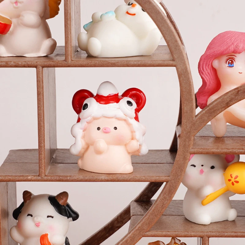 Heart-Shaped Nostalgic Display Stand for Miniatures and Dollhouses