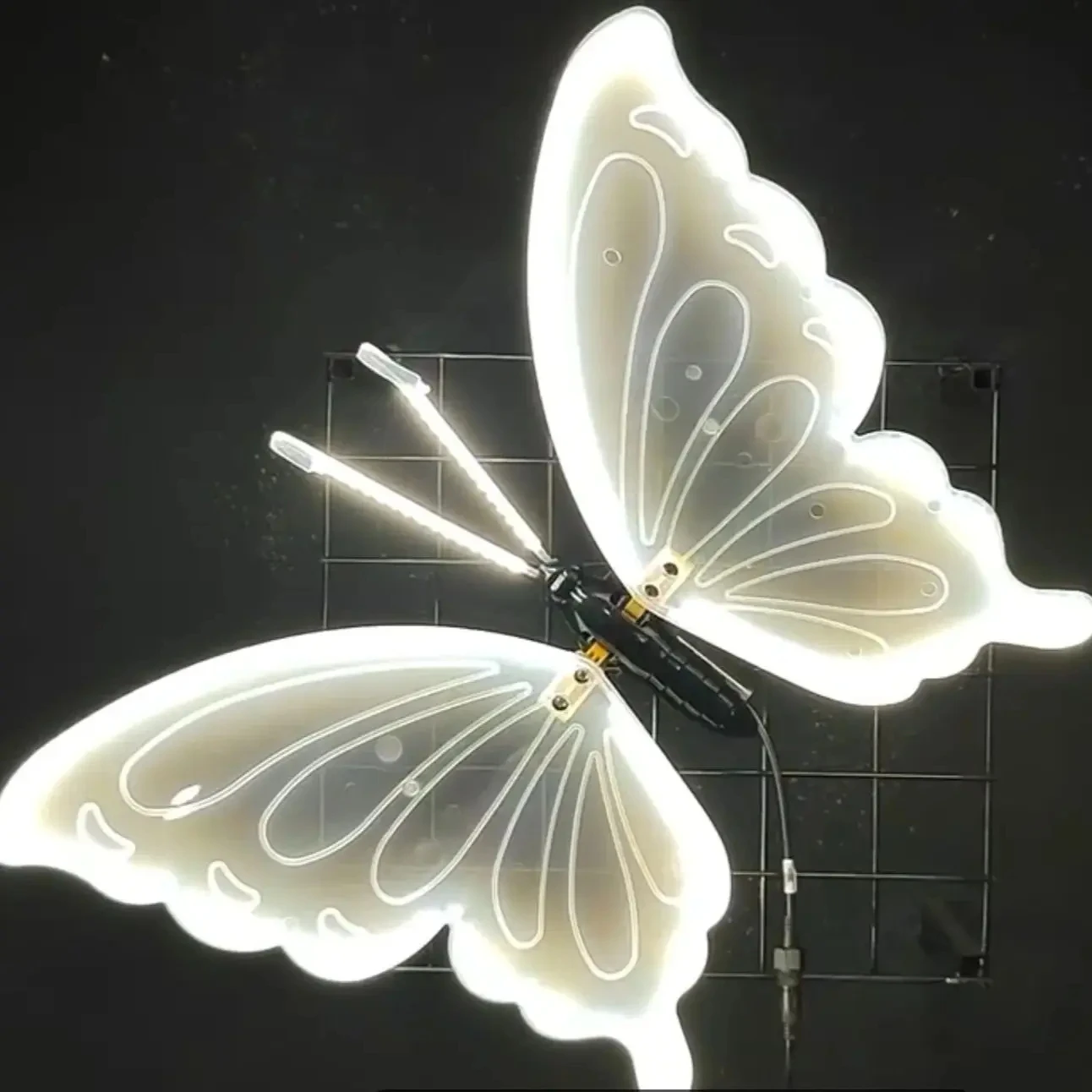 2-pack LED outdoor dynamic and static butterfly lights to create a festive party atmosphere
