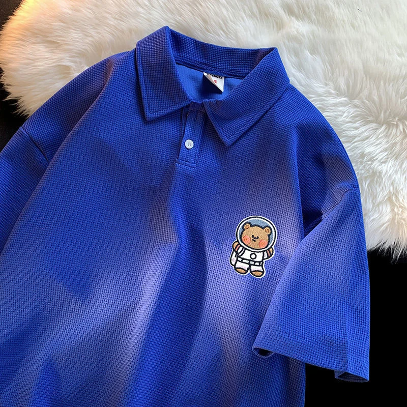 

Рубашка оверсайз с вышивкой медведя и вафельным отворотом для мужчин и женщин, топ с милым мультяшным рисунком и коротким рукавом, летняя трендовая японская свободная футболка