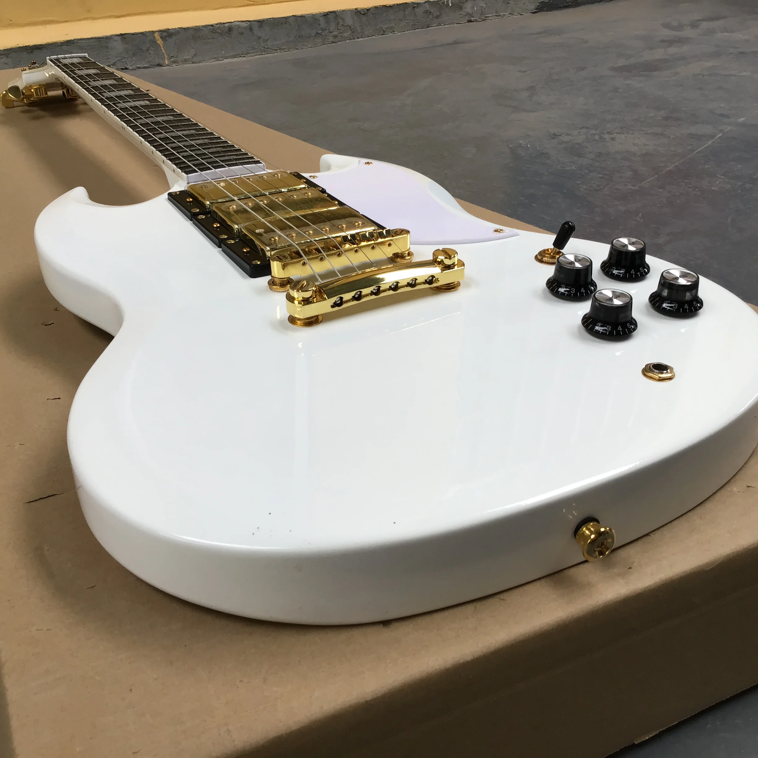 Electric guitar the Body white Color with golden,High Quality Guitarra, factory hot sg in stock