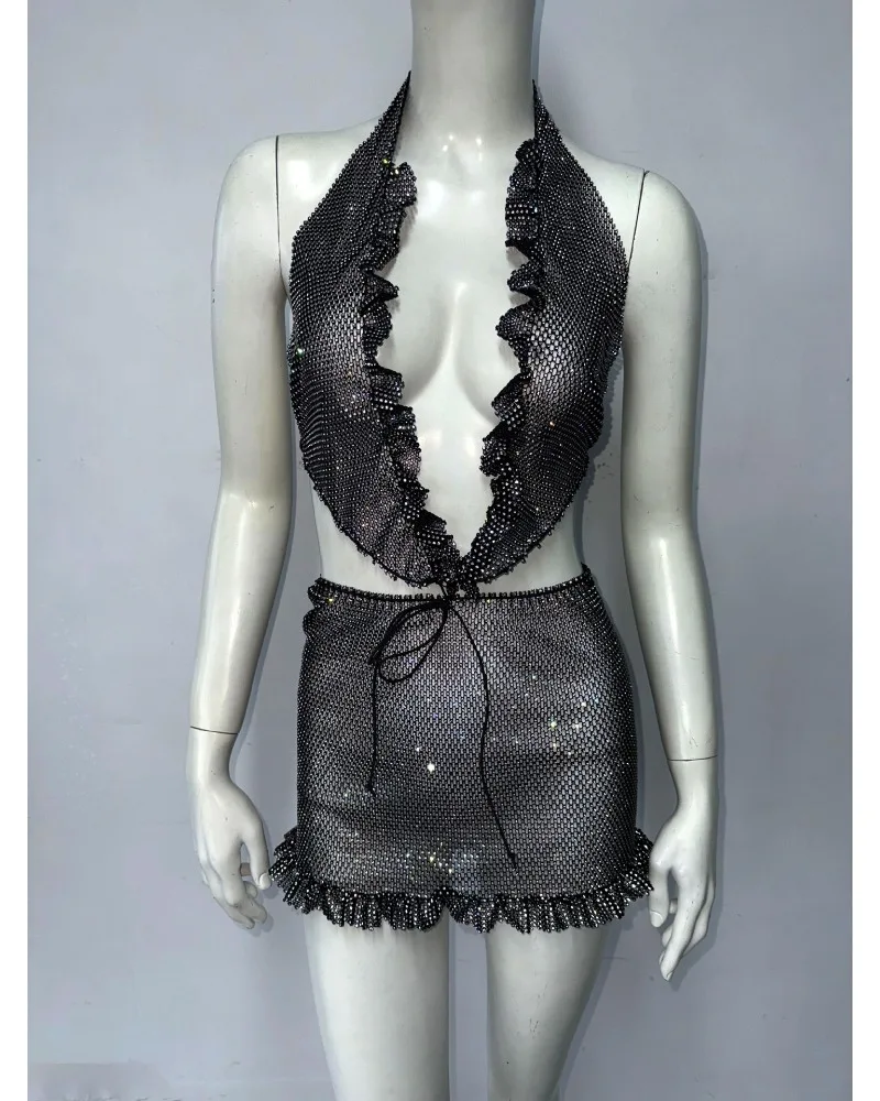 body-hugging skirt shape detail