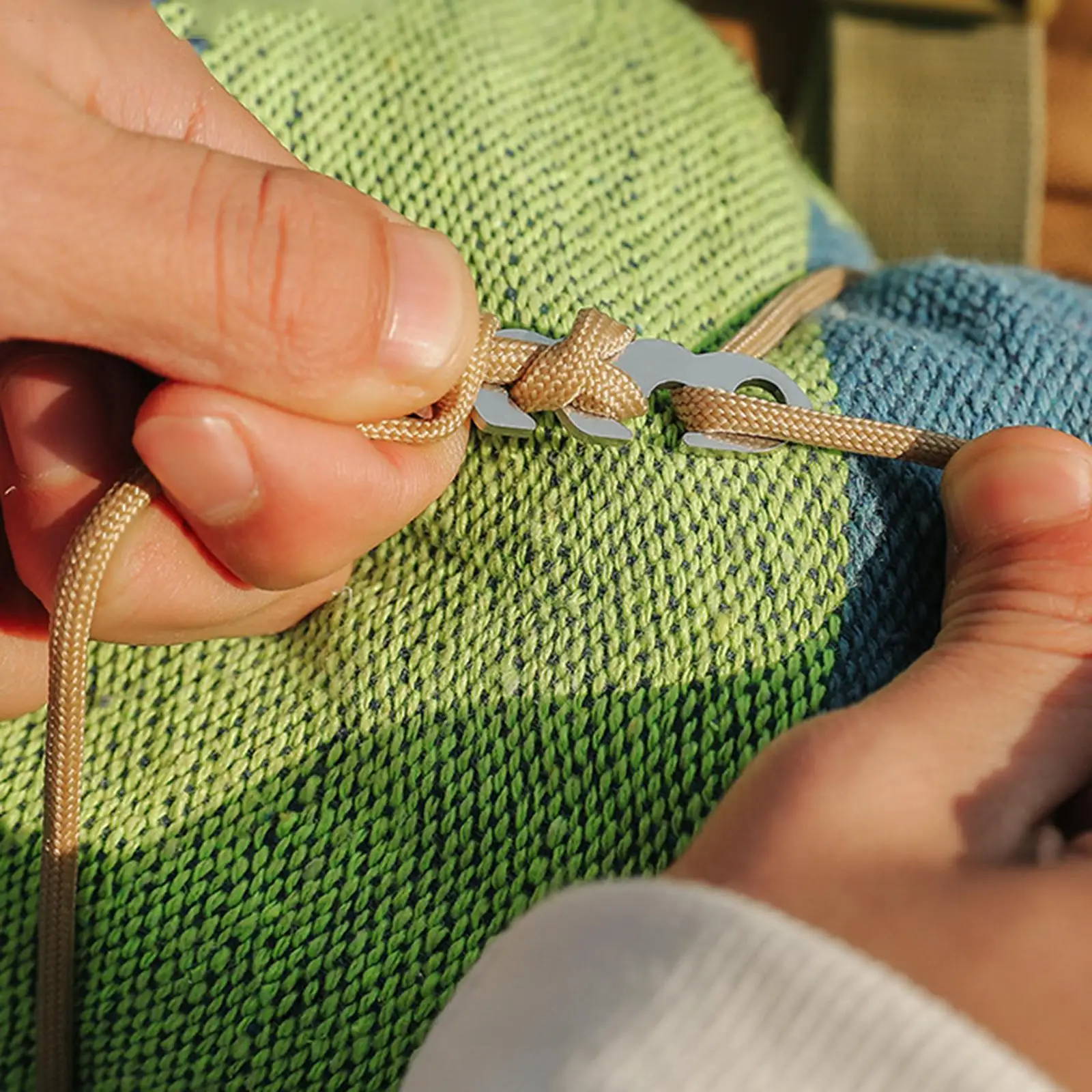 

Ветрозащитный натяжитель веревки для походов