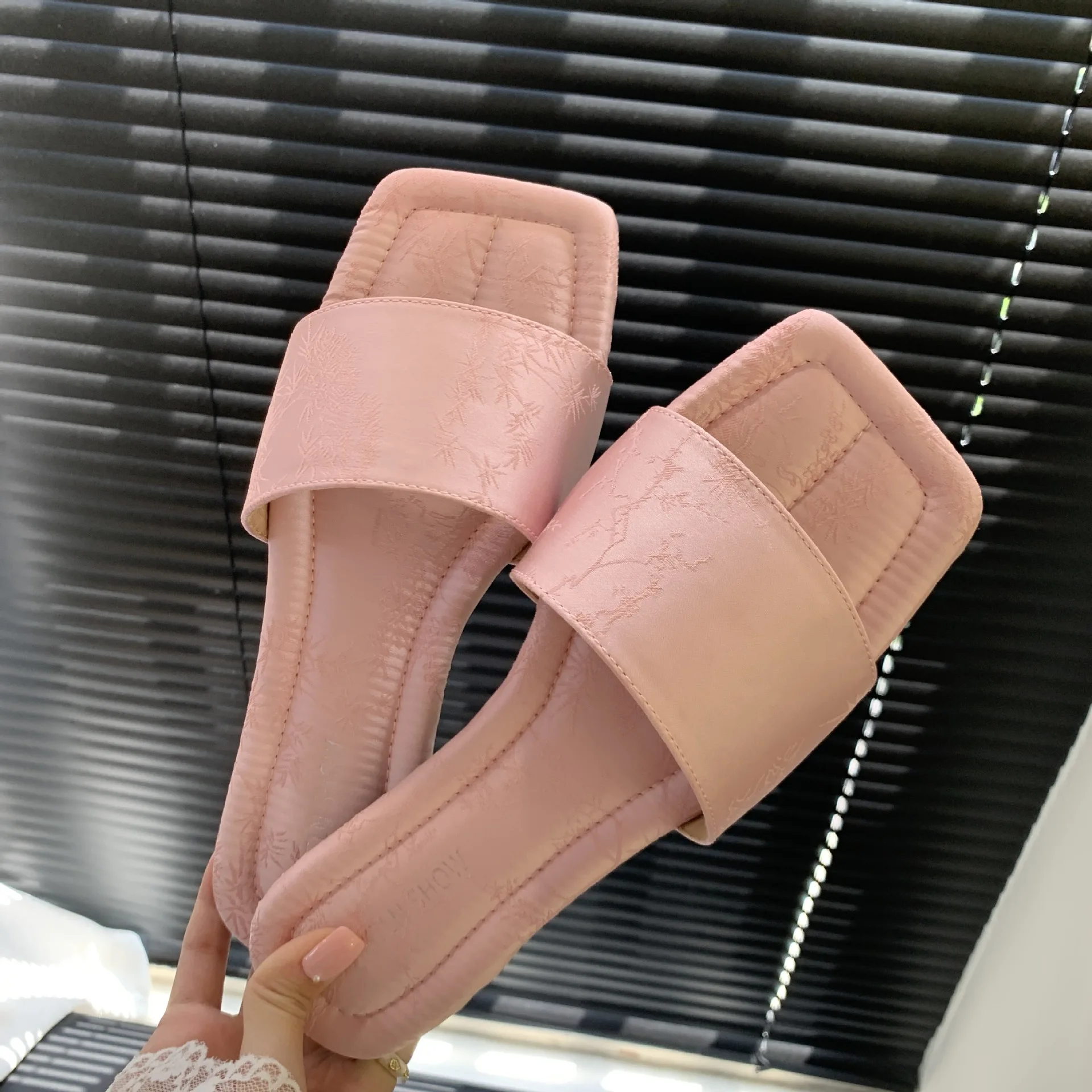 

Тапки женские резиновые, низкие сланцы, модная пляжная обувь из мягкого полиуретана, на плоской подошве, роскошные пляжные туфли, лето 2024