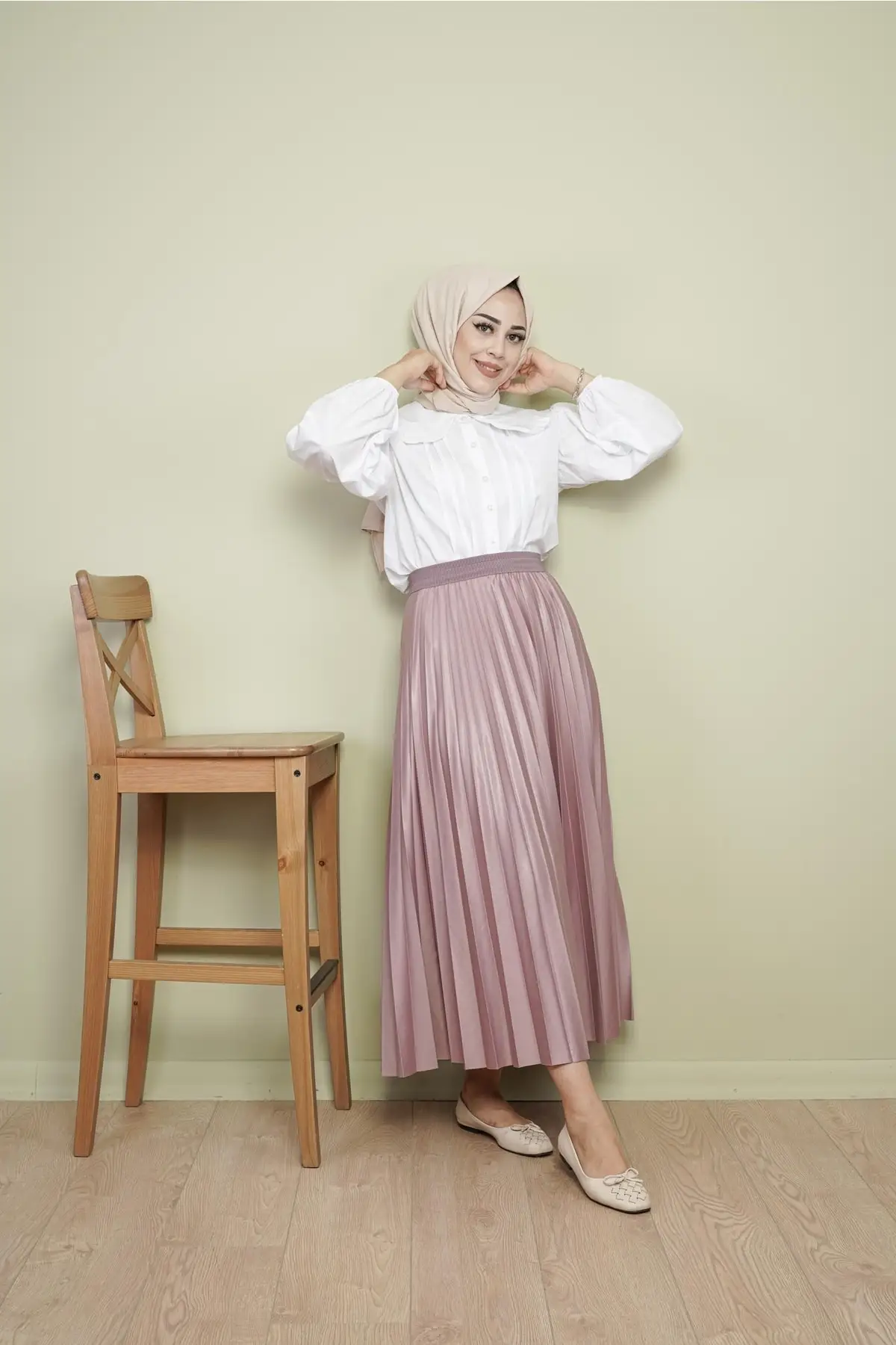 

Pink Hijab Clothing with Pleated Skirt