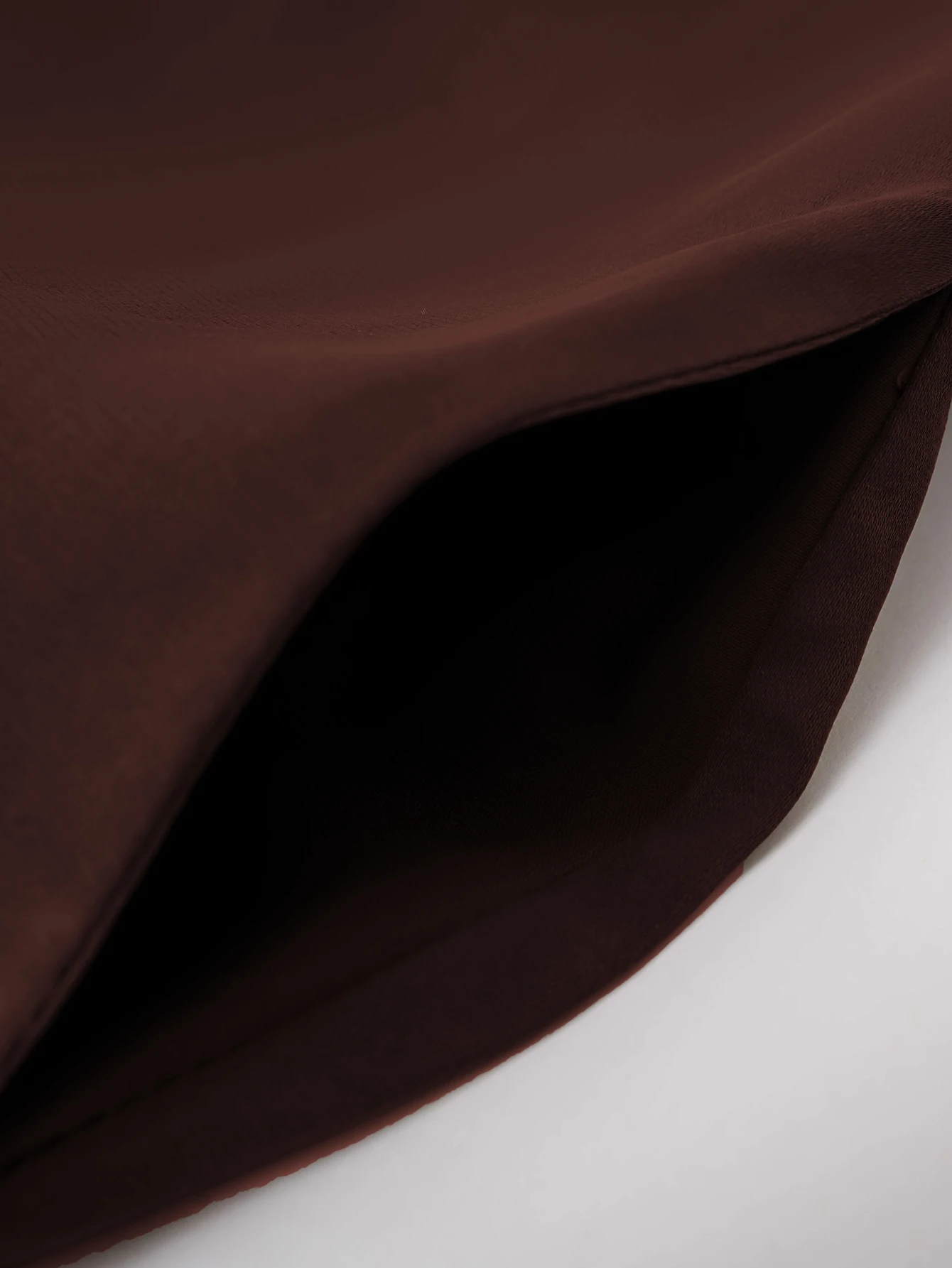 عباية إسلامية بنية للنساء المسلمات مع زخارف على شك...