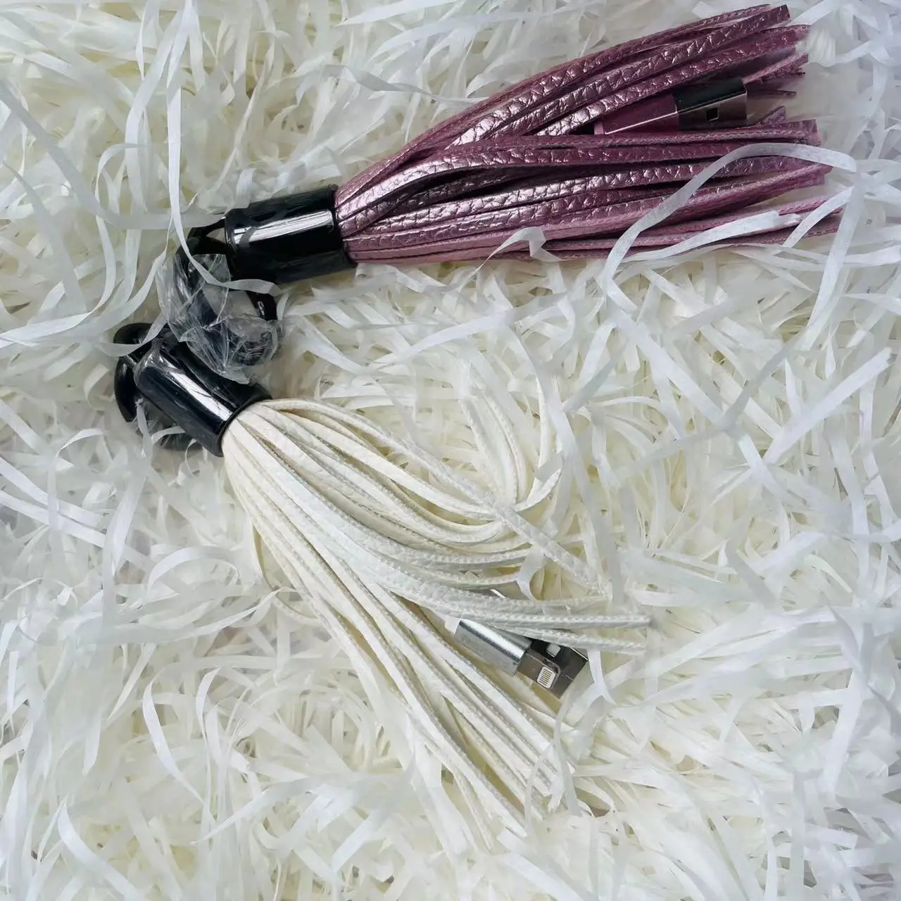Рисунок 6 - Подвесной USB-кабель с кисточками для телефона