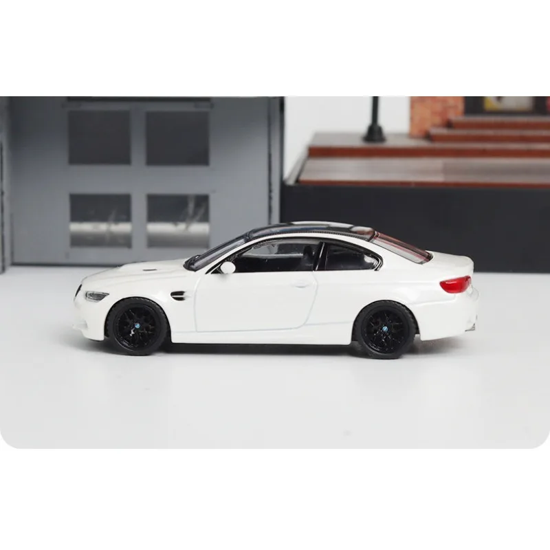 FINE MODEL 1:64 BMW M3 E92 시뮬레이션 정적 합금 자동차 모델, 소년들의 축제 선물 장난감 컬렉션 장식품.