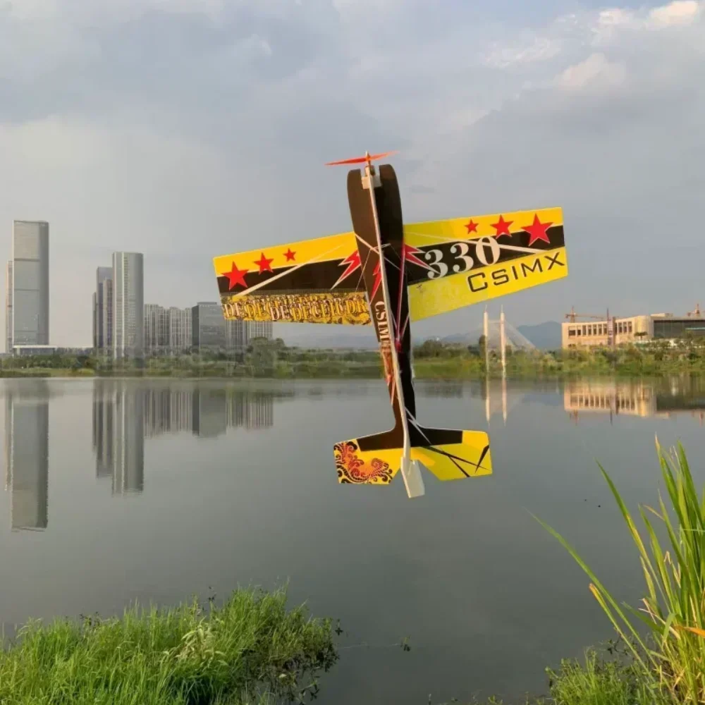 Détail de l'aile du planeur RC 330 PNP Bleu avec marquages