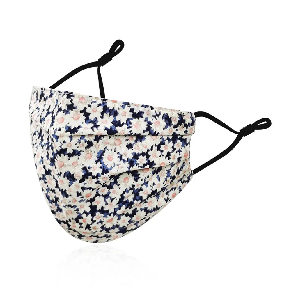 Masque réutilisable en tissu 3 couches, lavable et écologique, montrant les trois couches de tissu superposées.