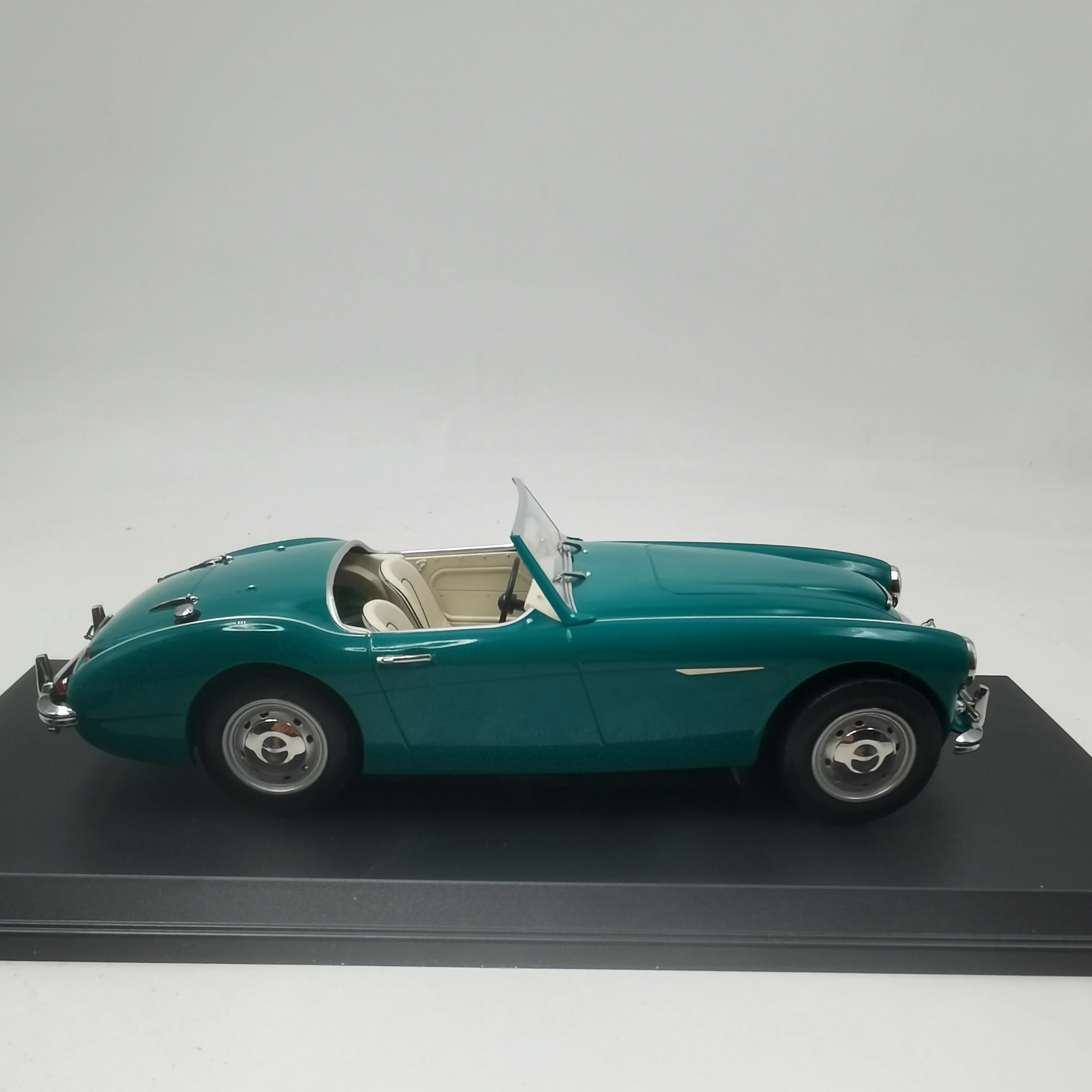 Austin-Healey 100/6 ミニカー 1:18 Austin-Healey 100/6 ミニカー 1:18 Austin-Healey 100/6