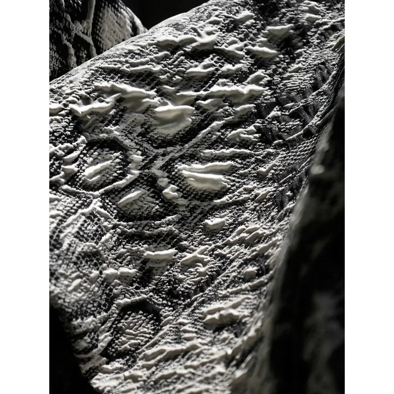 

Черно-белая трехмерная плиссированная текстура, плотная ткань, силуэт пальто, дизайнерская ткань