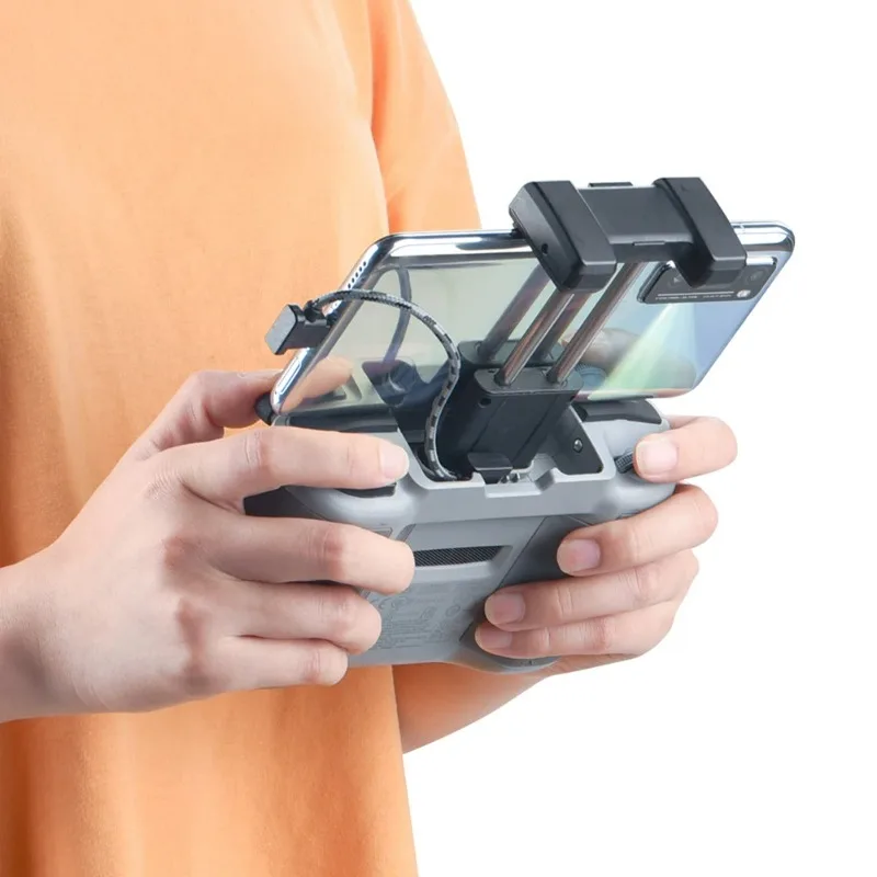 Câble de transmission pour DJI Mavic Air 2 enroulé, avec les connecteurs visibles, pour connecter votre téléphone ou tablette