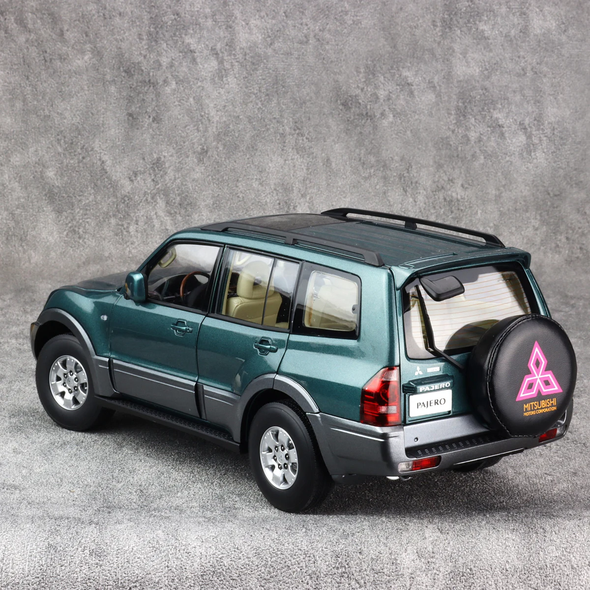 YC Model SunStar(OEM) 1:18 Mitsubishi Pajero V73 Car model