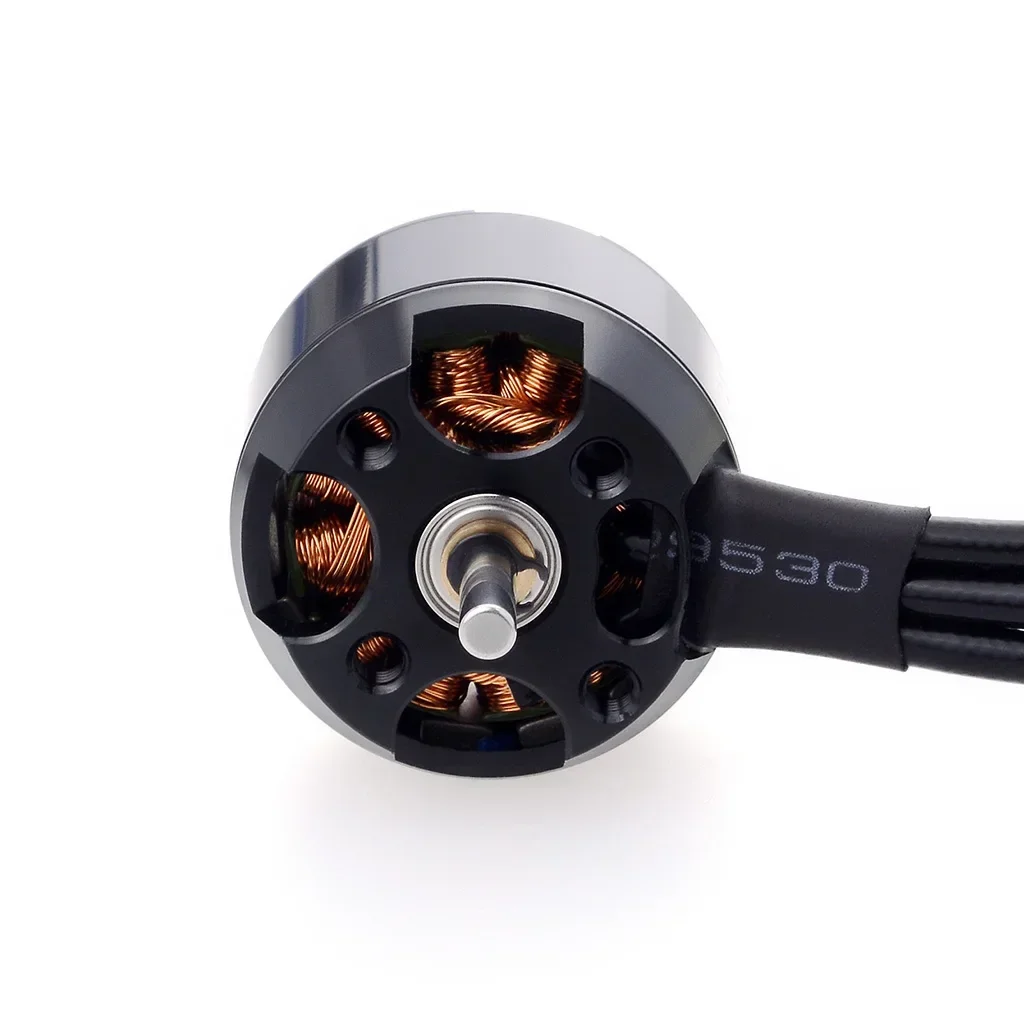 Gros plan sur les pales et le rotor du Moteur Brushless SURPASS HOBBY C2830, performances fiables.