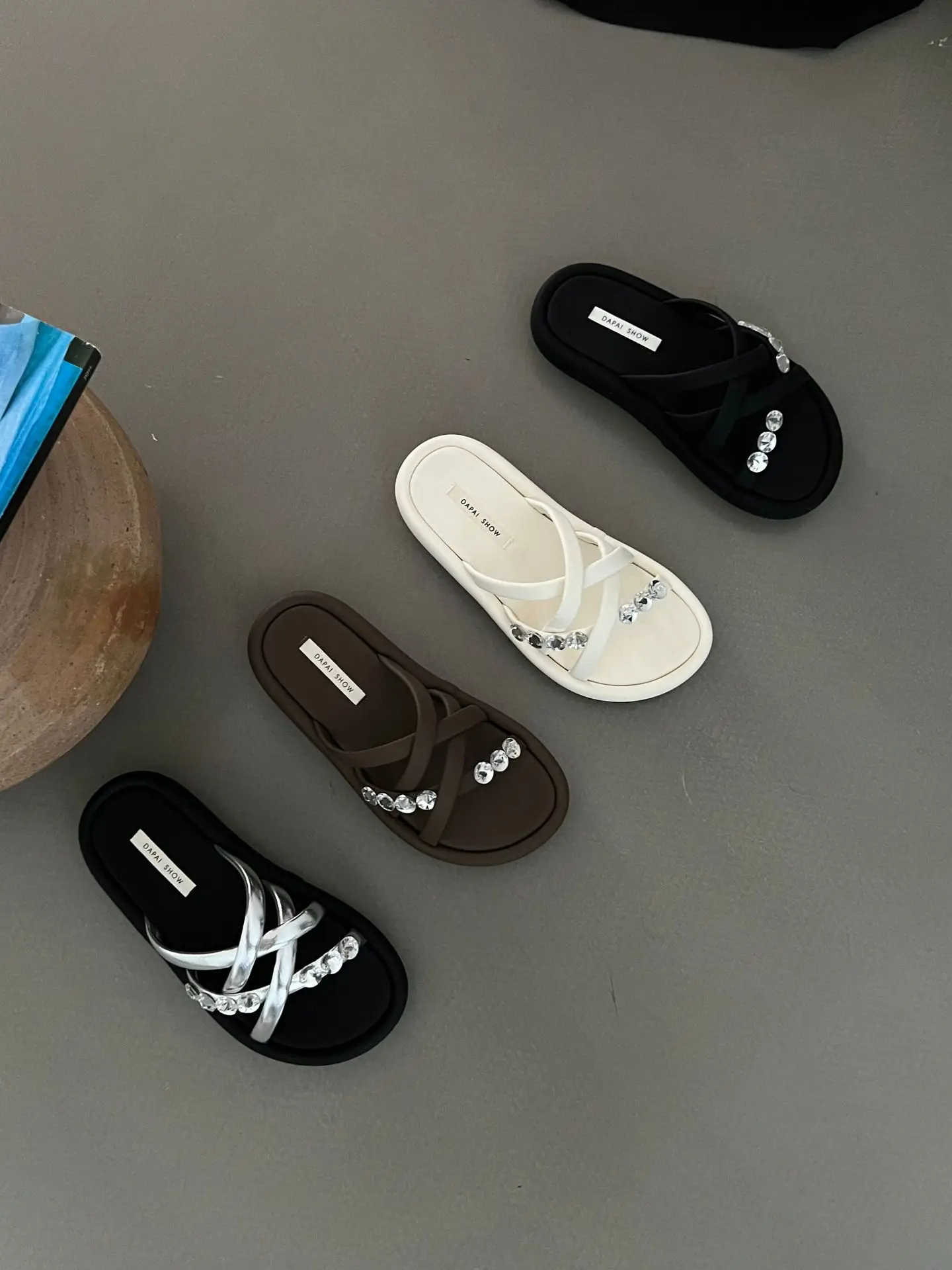 Exposed Toe Stepping Feces Feeling Thick Sole Slippers Women Beach Flat Bottomed Sandals