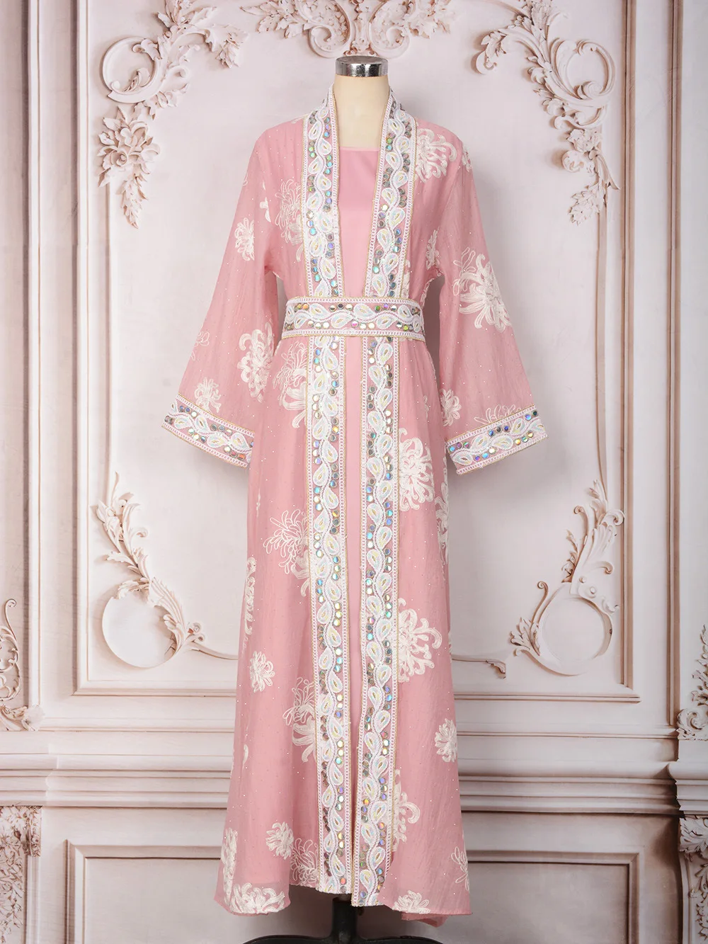جلابية طويلة بتفاصيل مطرزة وحزام أنيق