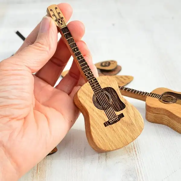 Description Picture 2 of itemWooden Acoustic Guitar Pick Box Handcrafted Guitar Picks Storage Paddle Box Guitar Pick Small Decorative Items