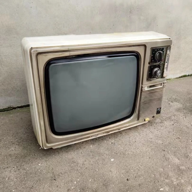 Televisione portatile vintage/ Tv nera/ Tv con display in bianco e