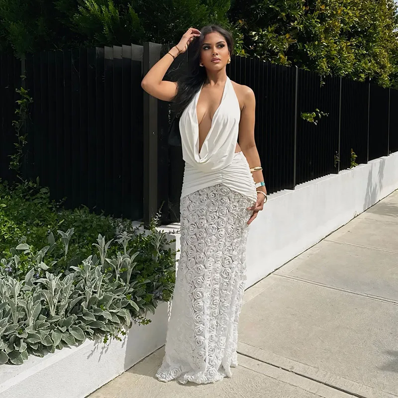 Vestido largo blanco sexy con cuello halter, espalda descubierta, plisado, con flores 3D y escote halter, ideal para fiestas de verano 2025 en la playa.