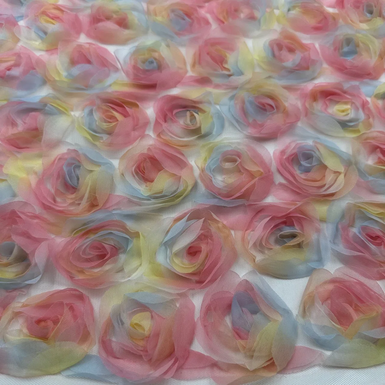 프리미엄 화려한 장미꽃 무늬 원단, 우아한 프린트 직물로 드레스, 이브닝 가운, 아동복 디자인에 사용 가능