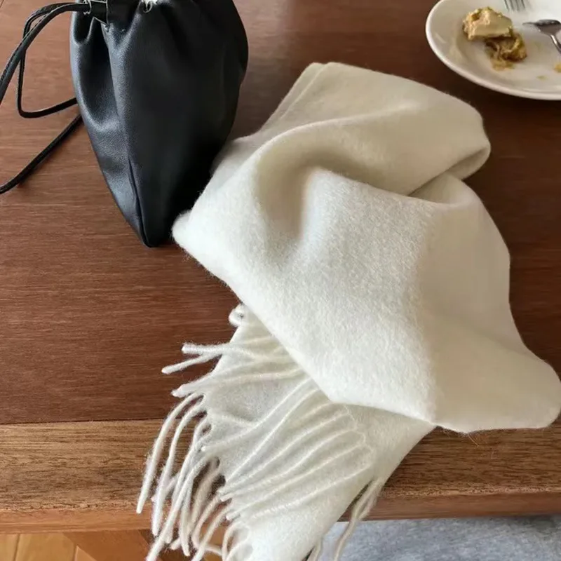 Yumuşak ışıkta sergi standında sunulan büyük kış atkısı