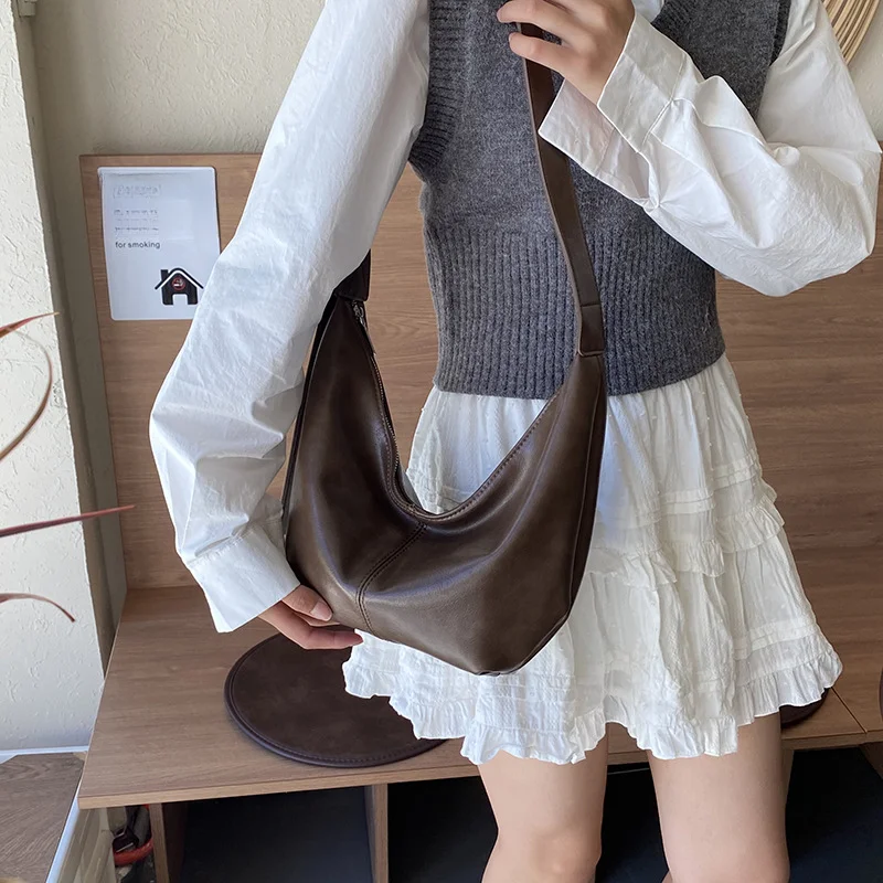 Fashionable women's shoulder bag, simple retro small bag, dumpling bag, high-end texture, versatile commuting crossbody bag_voghion.com