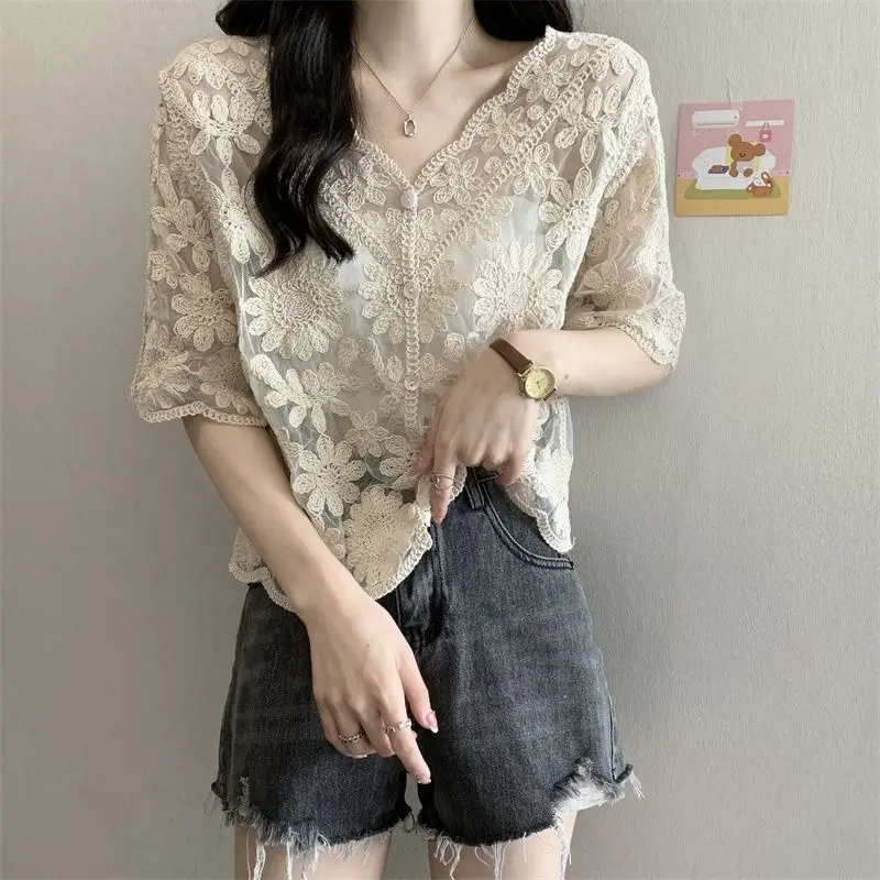 

Блузка из хлопка, вязаная крючком кружевная рубашка, модная и универсальная рубашка с зарубежным V-образным вырезом, Однотонная рубашка с рукавом до локтя, Женский Топ