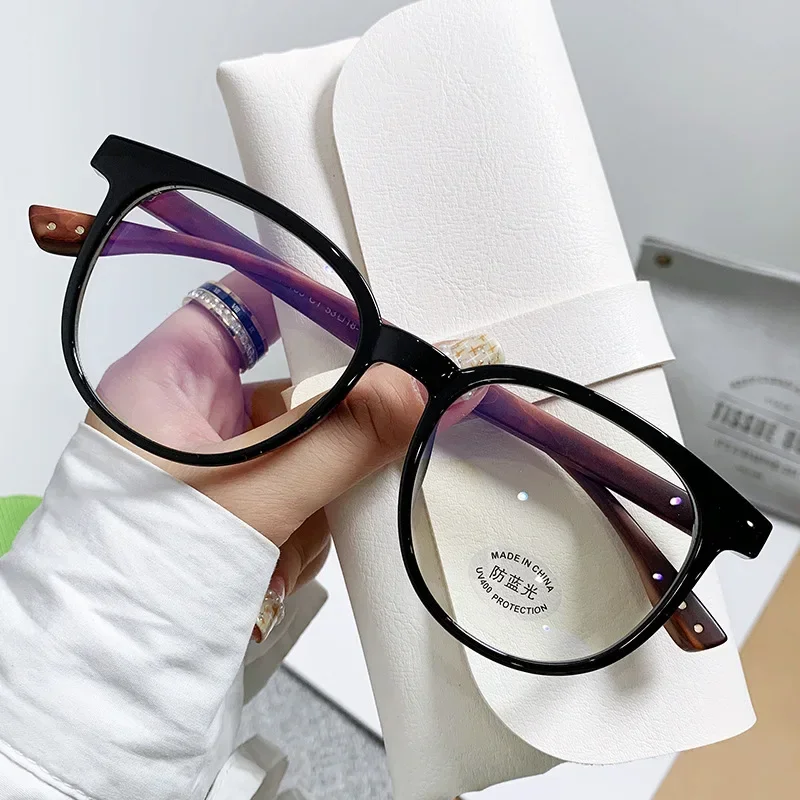 Ultra-Light Retro Wood Grain Round Frame Myopia Glasses with Anti-Blue Light Protection