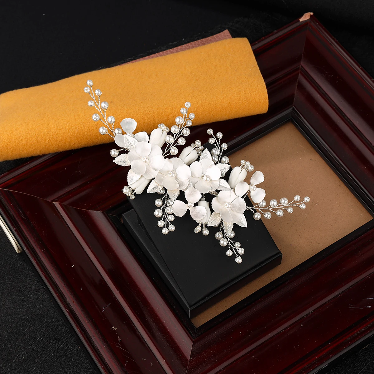 Wedding Hair Combs Handmade Pearl Flower Bridal Hair Clips for Women's Weddings