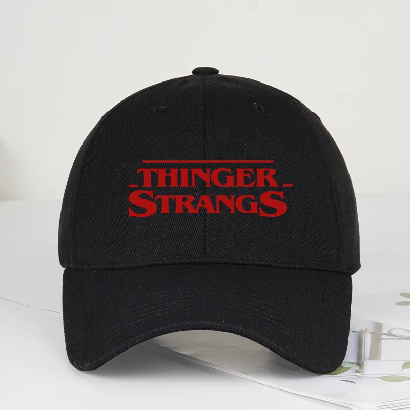 THINGER STRANGS 소프트탑 야구 모자 부드럽고 편안하며, 복고풍의 일상 통근, 야외 하이킹, 팝 문화 애호가를 위한 선물